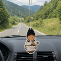 Odorizant auto CheiFolk Flăcău, agățat de oglinda retrovizoare, pe un drum de munte din România