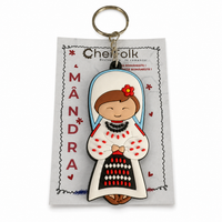 Breloc Mândra CheiFolk în costum popular românesc, prezentat pe ambalaj, pe fundal alb